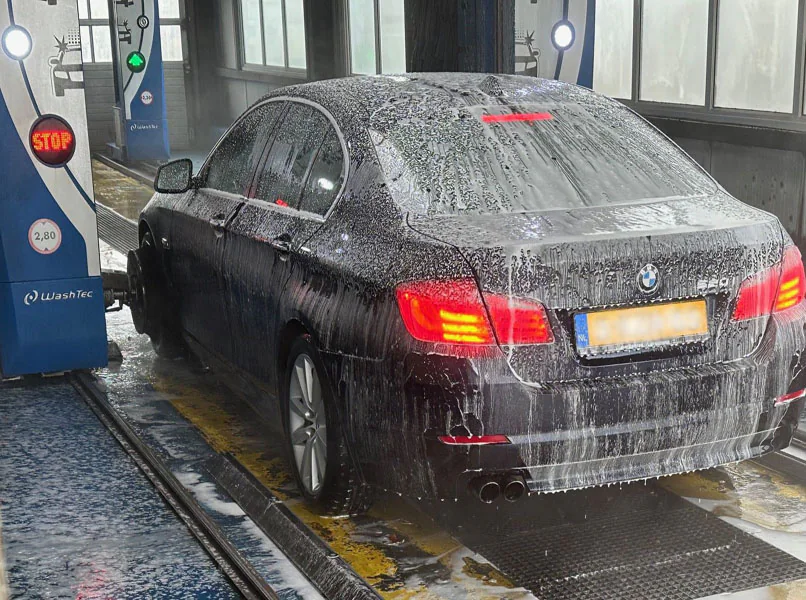 Auto in de portaalinstallatie van Gosliga – Autowasserette Gosliga, Leeuwarden