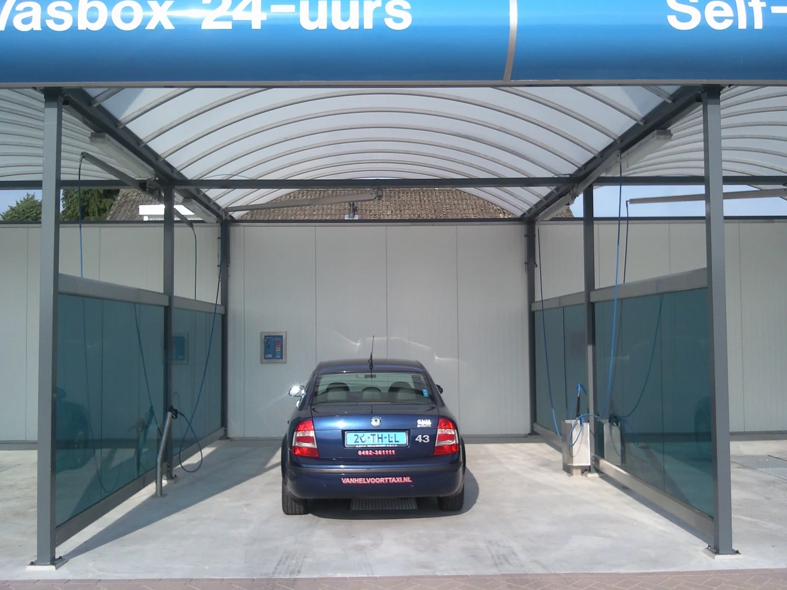 Zelfwasbox met gebogen dak en een auto in Gemert – Jos Maas Carwash Gemert, Gemert