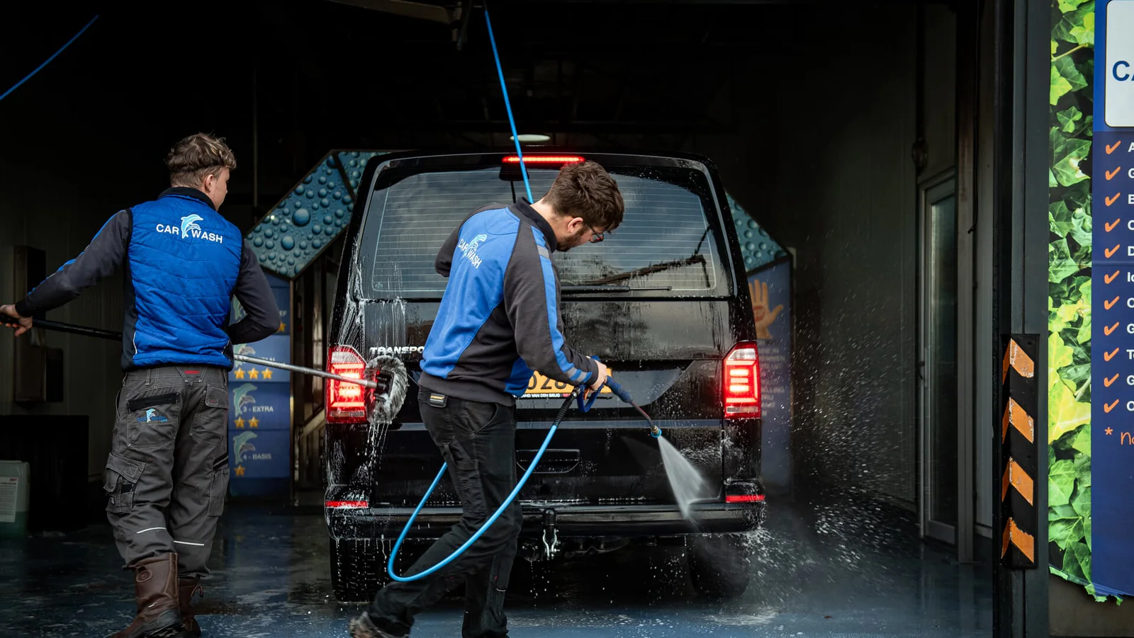 Medewerkers wassen een bestelauto voor met borstel en hogedruk – Carwash Leek, Leek