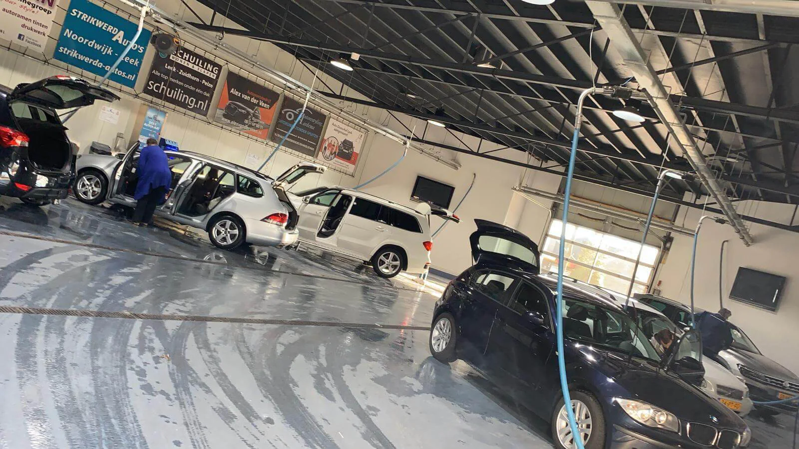 Overdekte hal met stofzuigers – Carwash Leek, Leek