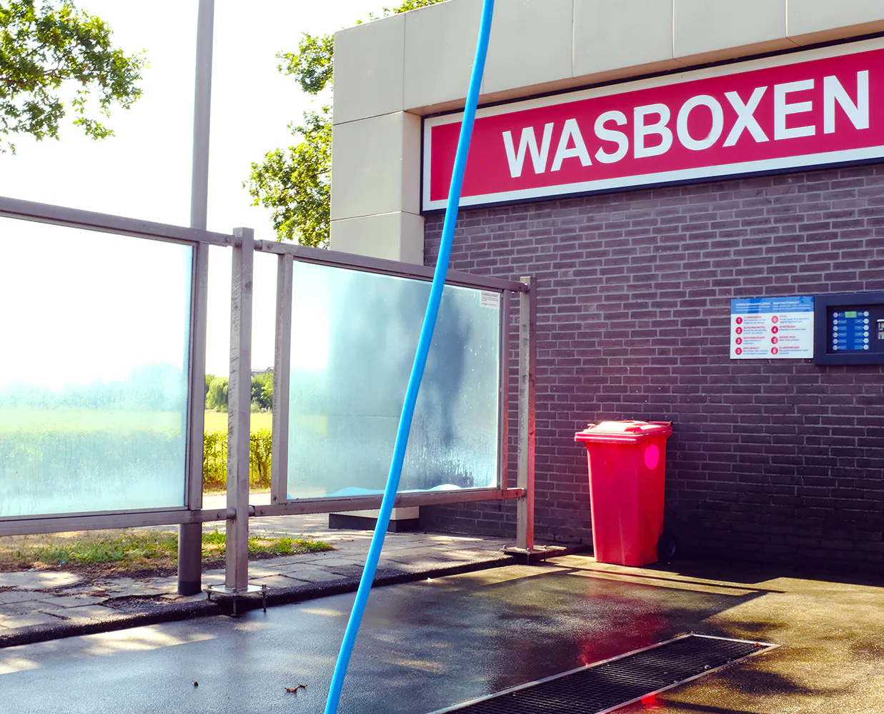 Hogedrukspuit en schuimborstel in een wasbox in Voorschoten – Huisman Wasboxen Voorschoten, Voorschoten