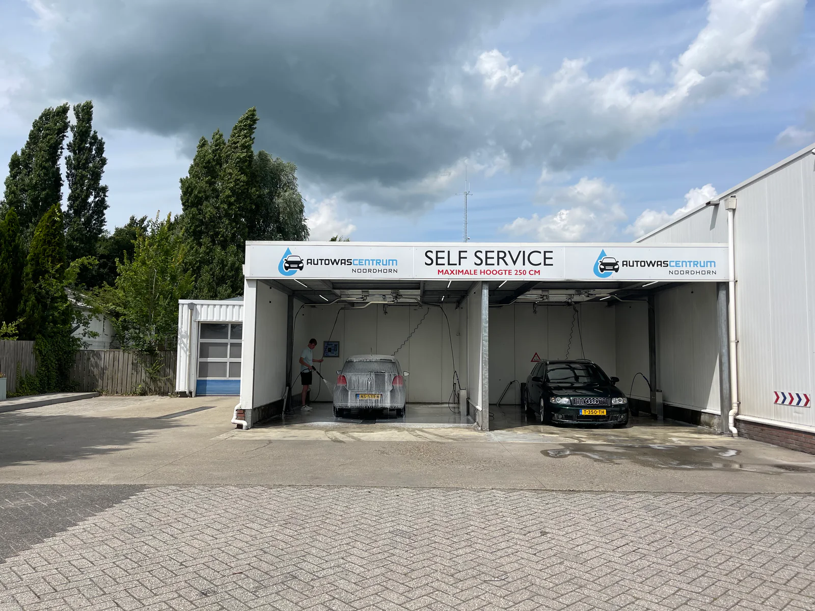 Twee overdekte wasboxen bij Autowascentrum Noordhorn