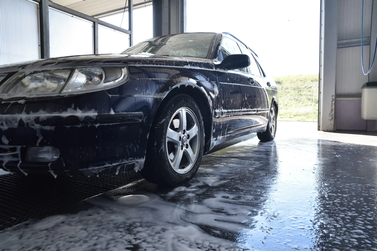 Auto tijdens zelfwassen in een overdekte wasbox – Van Hemert Carwash Zaltbommel, Zaltbommel