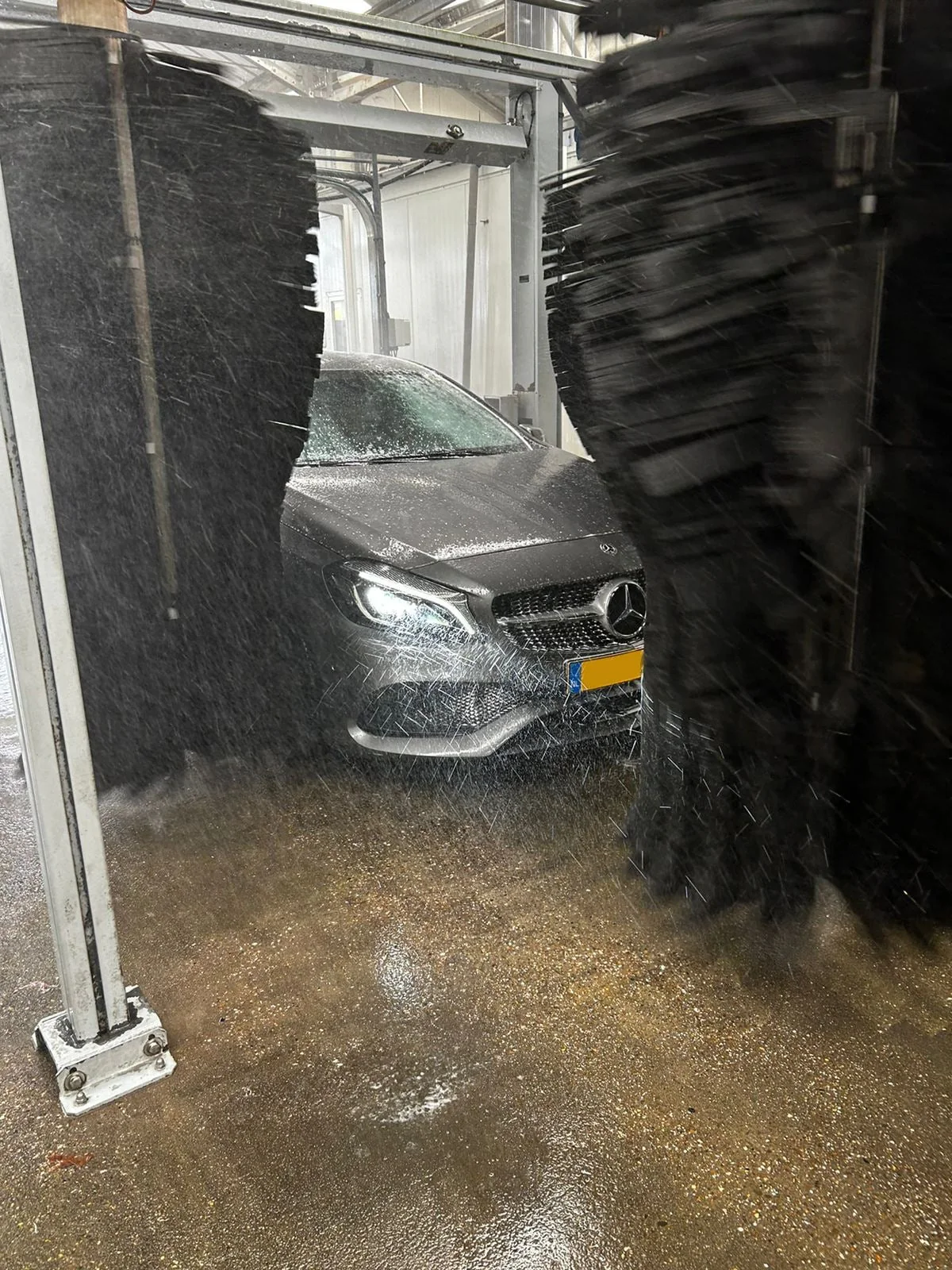 Zwarte zijborstels in de wasstraat van MT Carwash – MT Carwash Kapel Avezaath, Kapel Avezaath