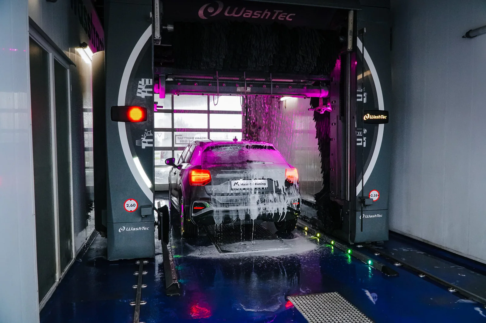 Auto in de WashTec-installatie in Nieuwkoop – De Wasstraat Nieuwkoop, Nieuwkoop