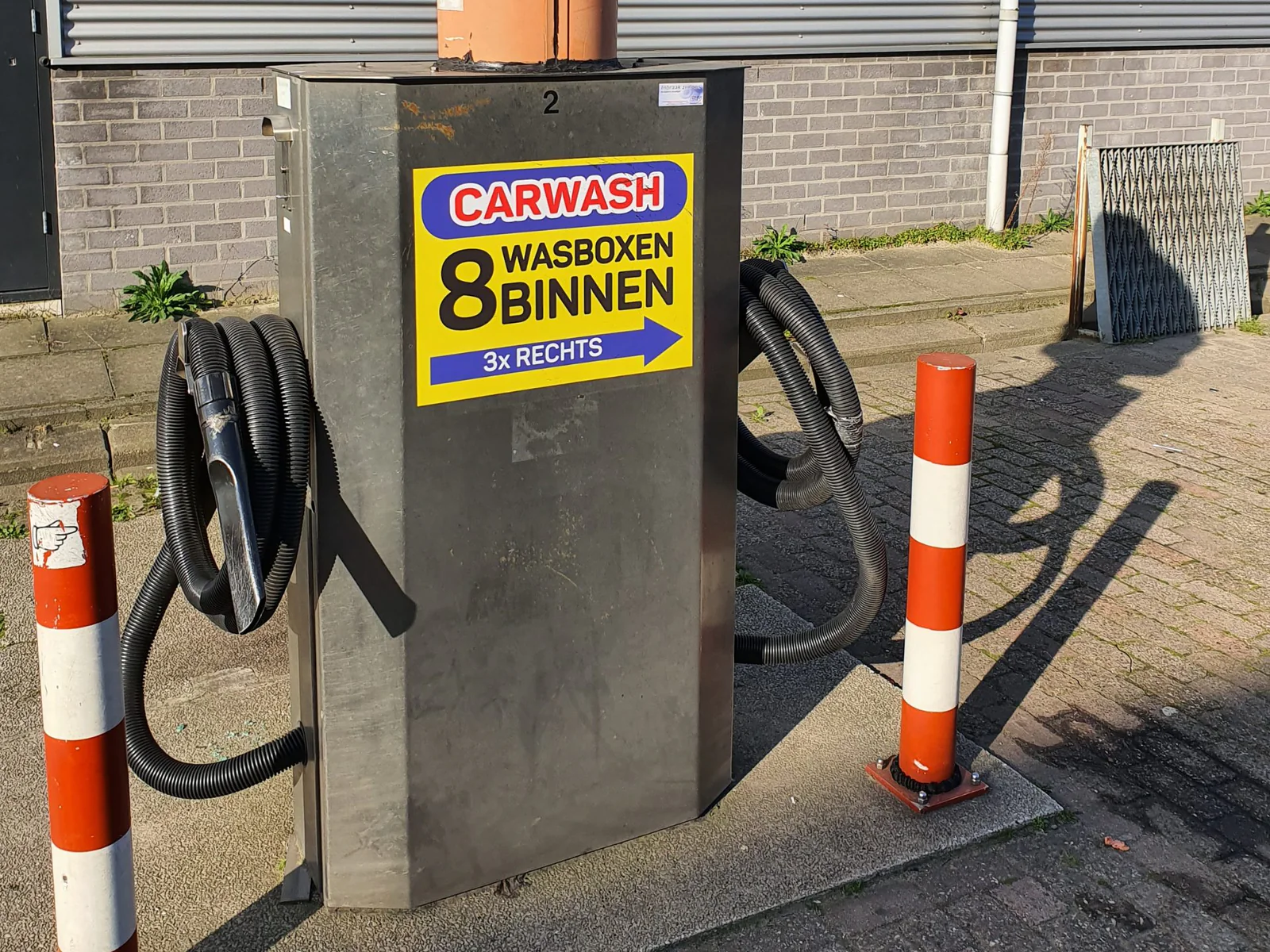 Stofzuigers naast de overdekte wasboxen – Wascircus / Tahsin wasboxen Hoogvliet, Hoogvliet Rotterdam