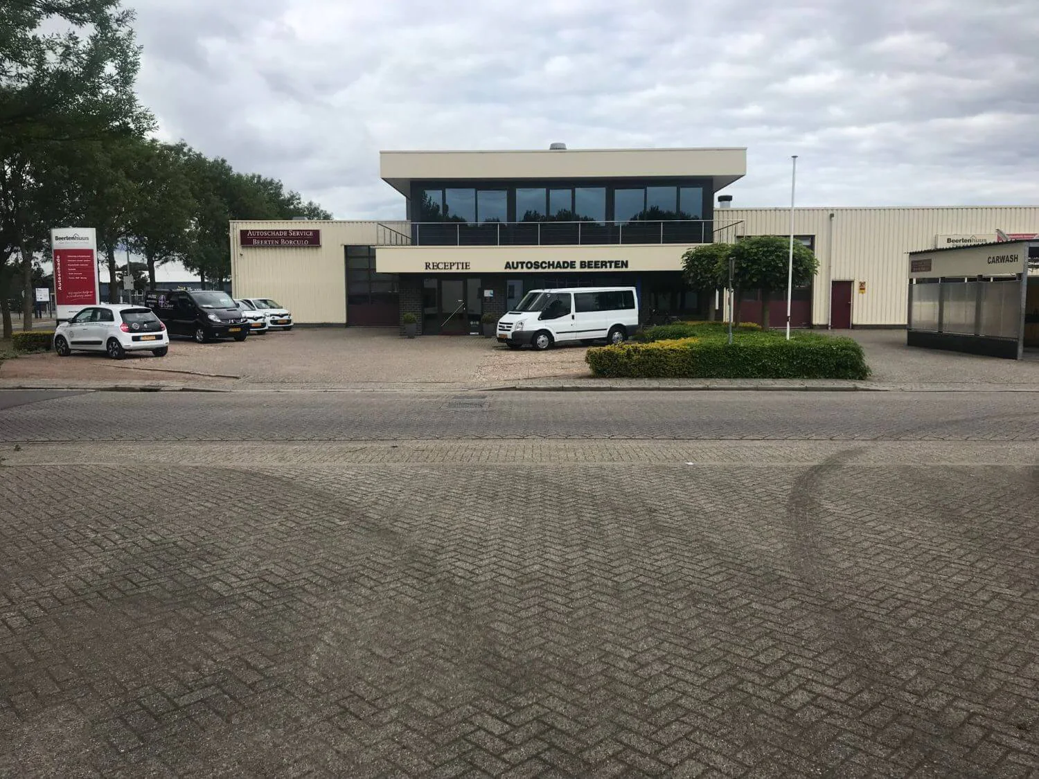 Gevel van Beerten Autoschade Service met rechts de zelfwasplaats – Beerten Wasboxen Borculo, Borculo