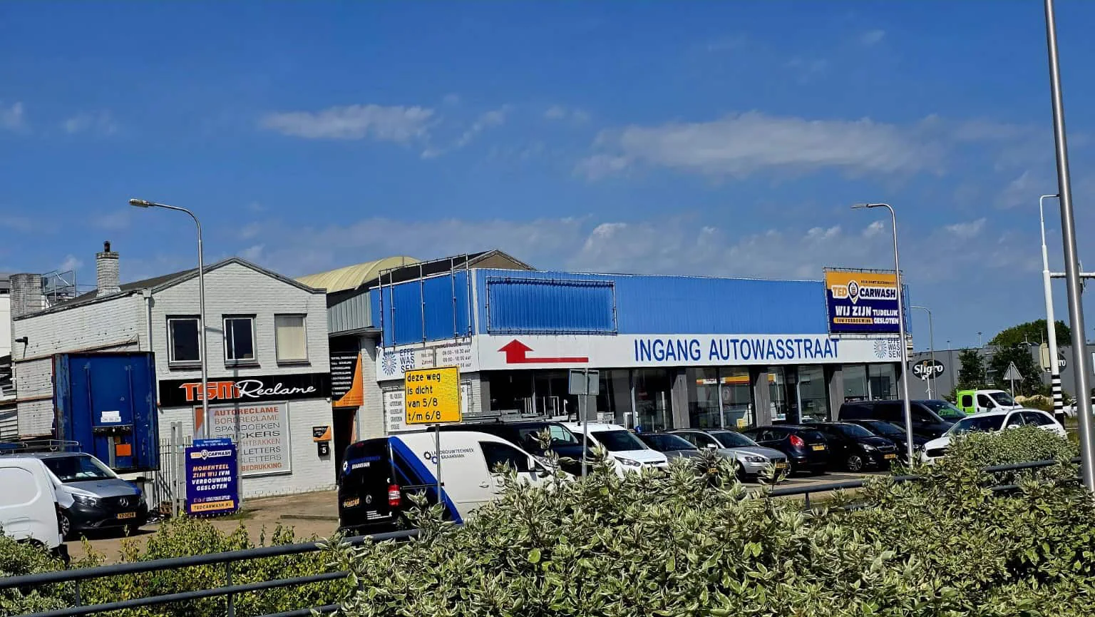 Toegang van de tijdelijk gesloten wasstraat tijdens de verbouwing, augustus 2026 – TED Carwash Zwolle, Zwolle