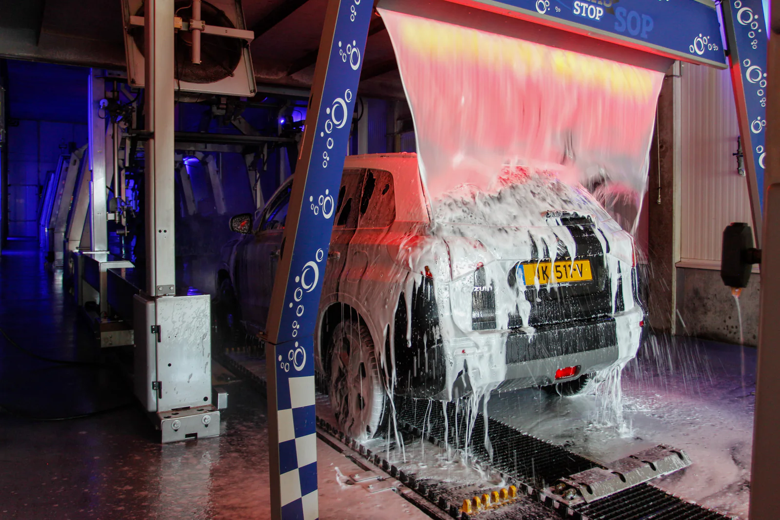 SchippersStop Carwash Veldhoven, wasstraat en wasbox in Veldhoven