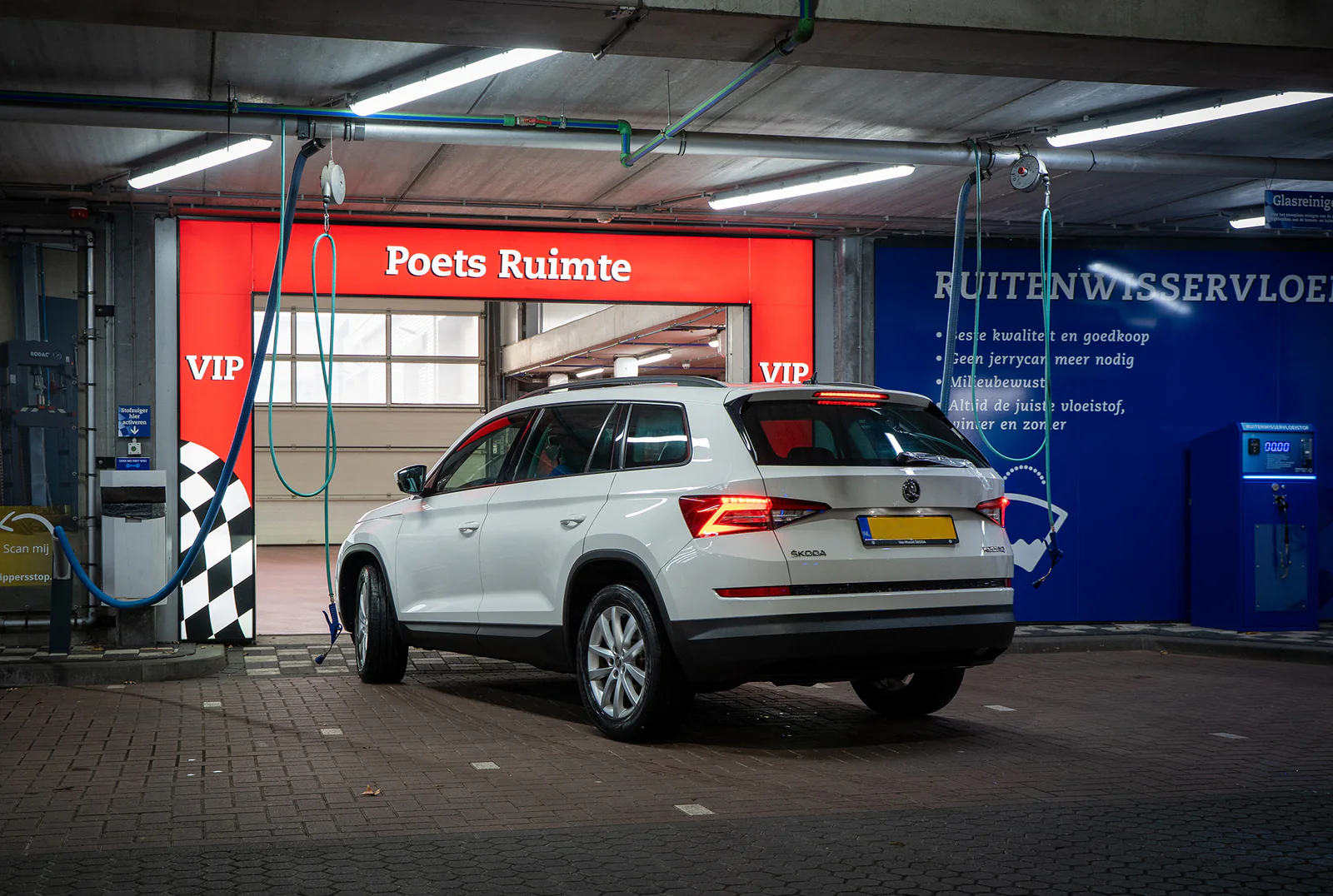 Ingang van de VIP-poetsruimte op het stofzuigerplein – SchippersStop Carwash Veldhoven, Veldhoven