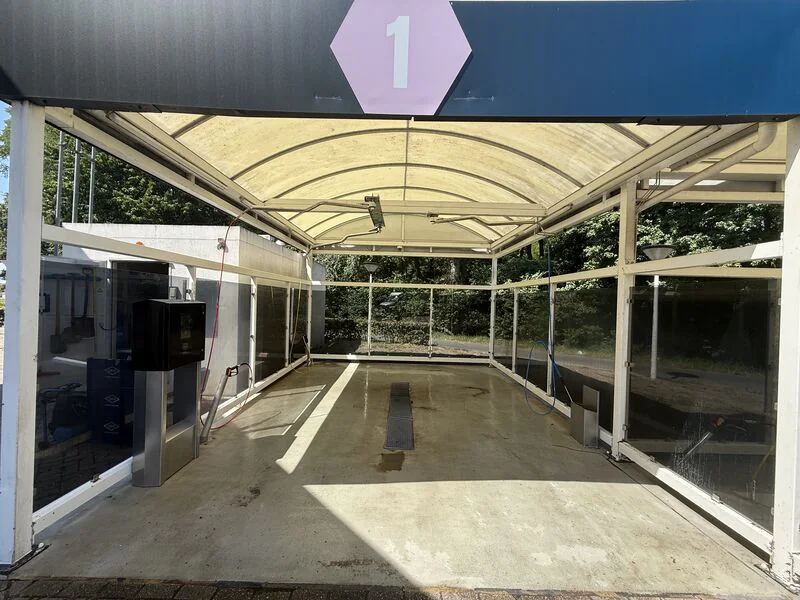 Wasbox 1 met gebogen overkapping en transparante zijwanden, juli 2026 – WASBIJ Den Bosch, 's-Hertogenbosch