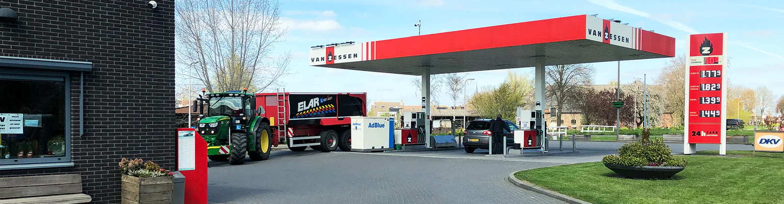 Wasboxen en tankstation van Van Zessen vanaf de zijkant – Wasboxen Van Zessen Lexmond, Lexmond