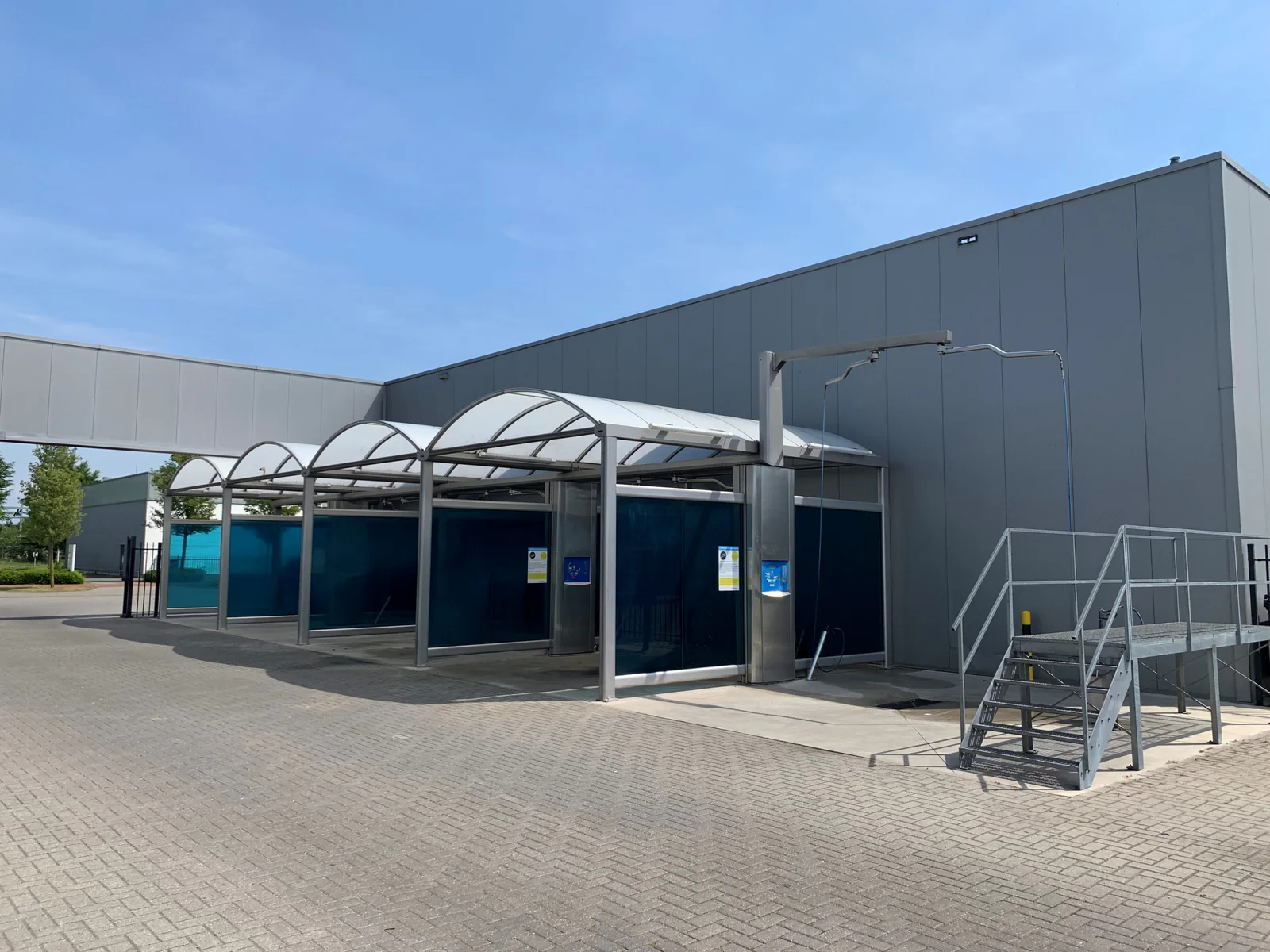 Vier overdekte zelfwasboxen van Carwash Hardenberg