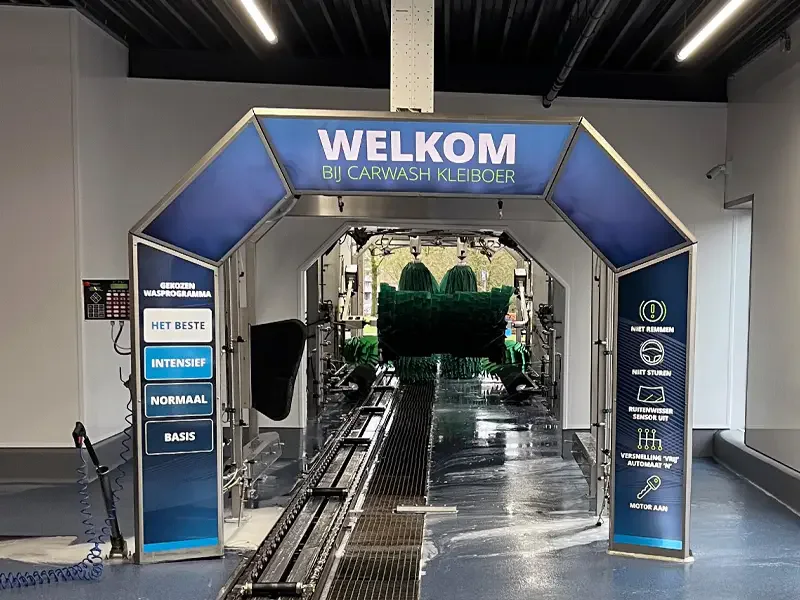 Vernieuwde wasstraat met blauwe welkomstboog aan de Sleutelbloemstraat – Carwash Kleiboer Sleutelbloemstraat, Apeldoorn