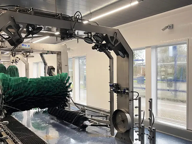 Wasinstallatie en glazen zijwand na de renovatie – Carwash Kleiboer Sleutelbloemstraat, Apeldoorn