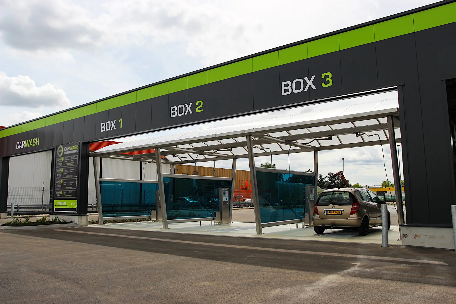 Drie zelfwasboxen aan de voorzijde van het gebouw – Zuiver Sittard, Sittard
