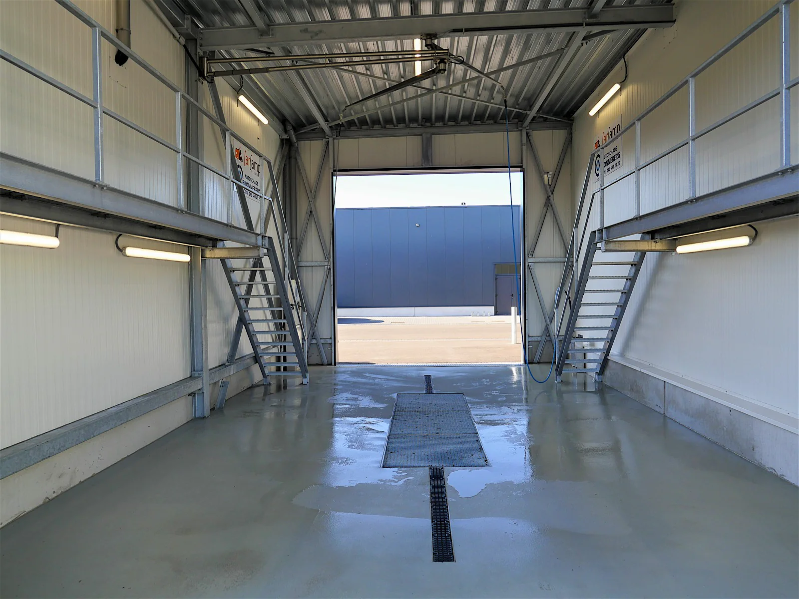 Bigbox met bordessen voor het wassen van hoge voertuigen – Zuiver Sittard, Sittard