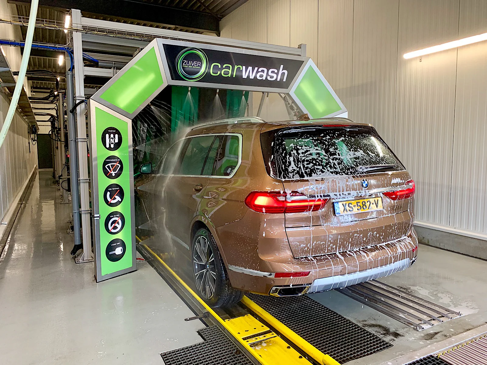 Personenauto in de ingang van de wasstraat – Zuiver Sittard, Sittard