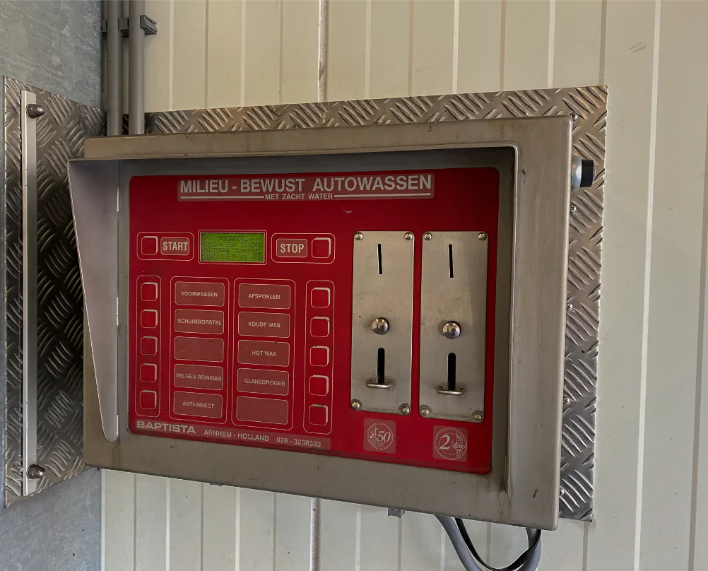 Bedieningspaneel met wasfuncties en muntinworp in de zelfwasplaats – Garage de Witte Wasplaats, Sleeuwijk