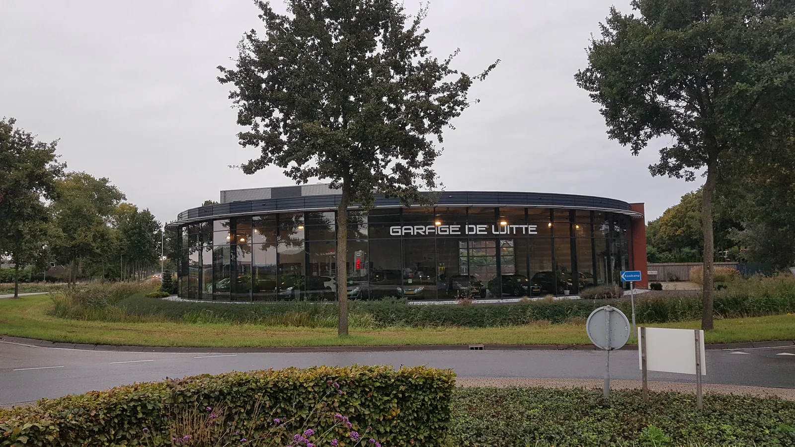 Glazen voorgevel met het volledige Garage de Witte-woordmerk – Garage de Witte Wasplaats, Sleeuwijk