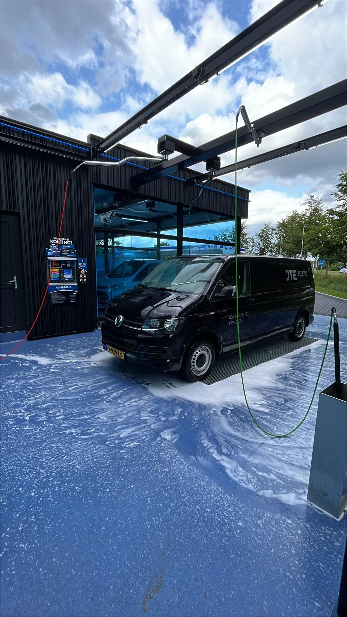 Bestelbus in een zelfwasbox van QCarwash – QCarwash Harderwijk, Harderwijk
