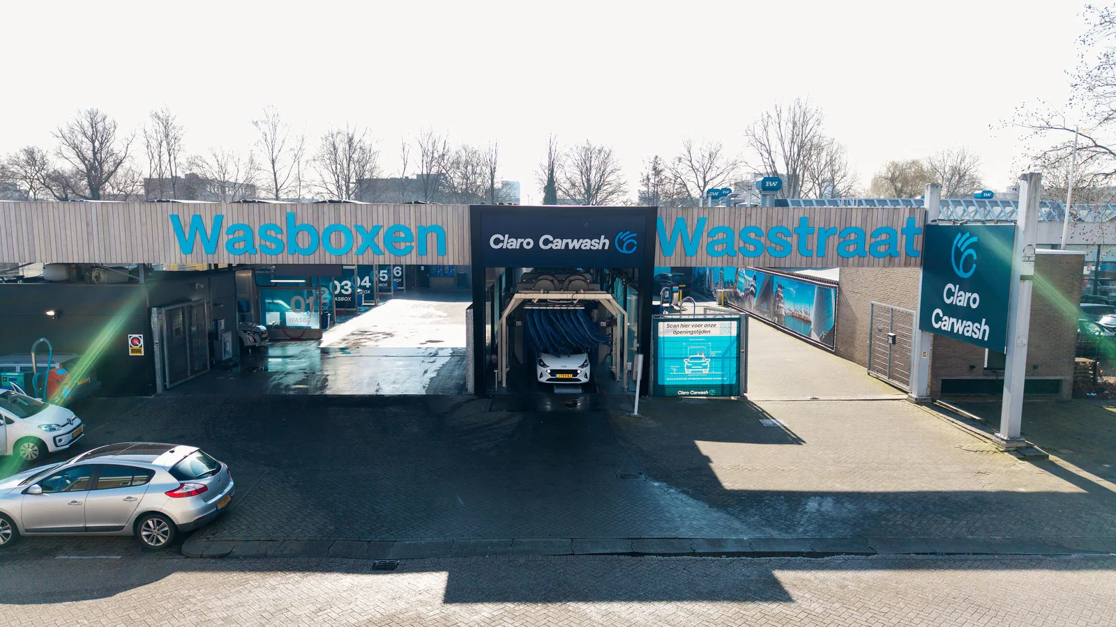 Gevel met wasboxen en ingang van Claro Carwash Rotterdam