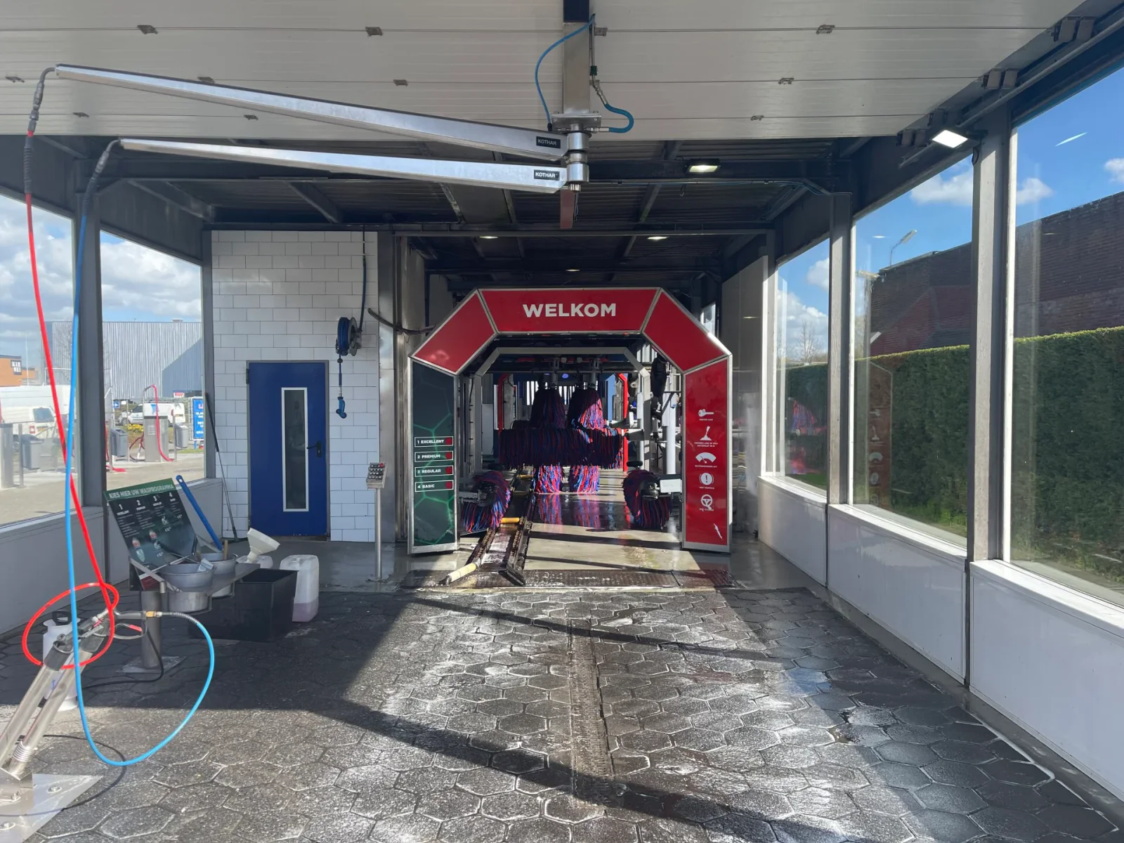 Ingang van de wasstraat in Hoogvliet met kettingbaan – Pro-Wash Hoogvliet, Hoogvliet Rotterdam
