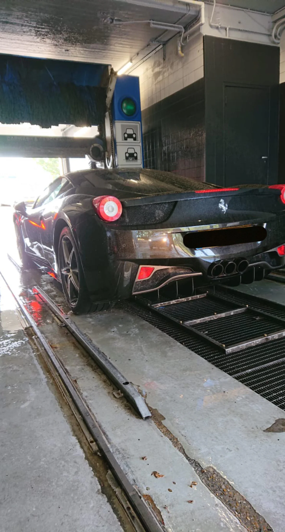 Auto in het wasportaal van Carwash ’s-Graveland