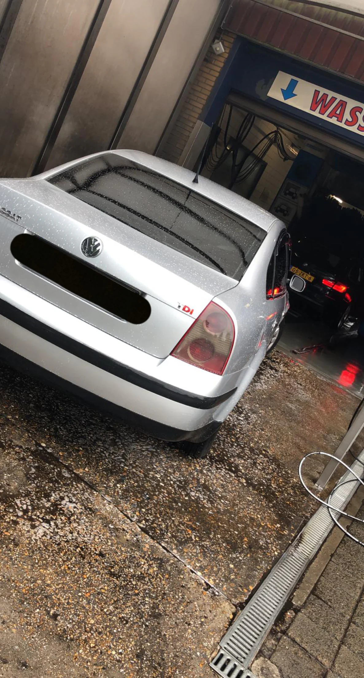 Kleine auto in de washal van Carwash ’s-Graveland