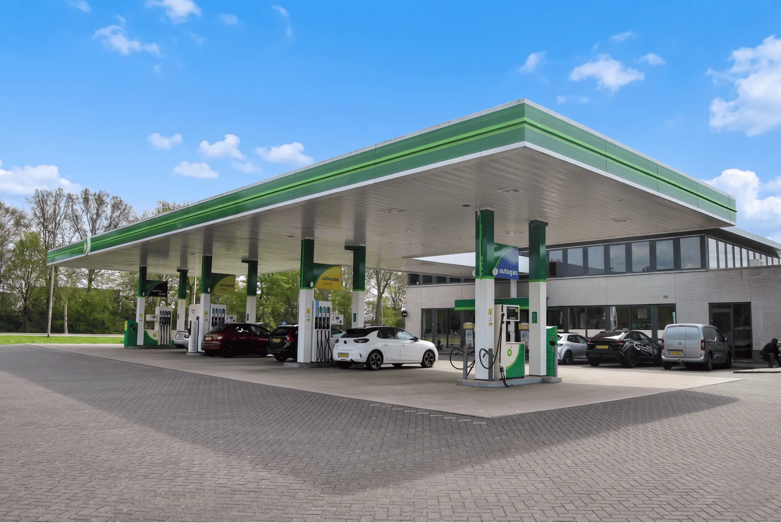 Tankstation en terrein van Klaassens; geen detailbeeld van wasinstallatie – BP Klaassens Emmeloord, Emmeloord