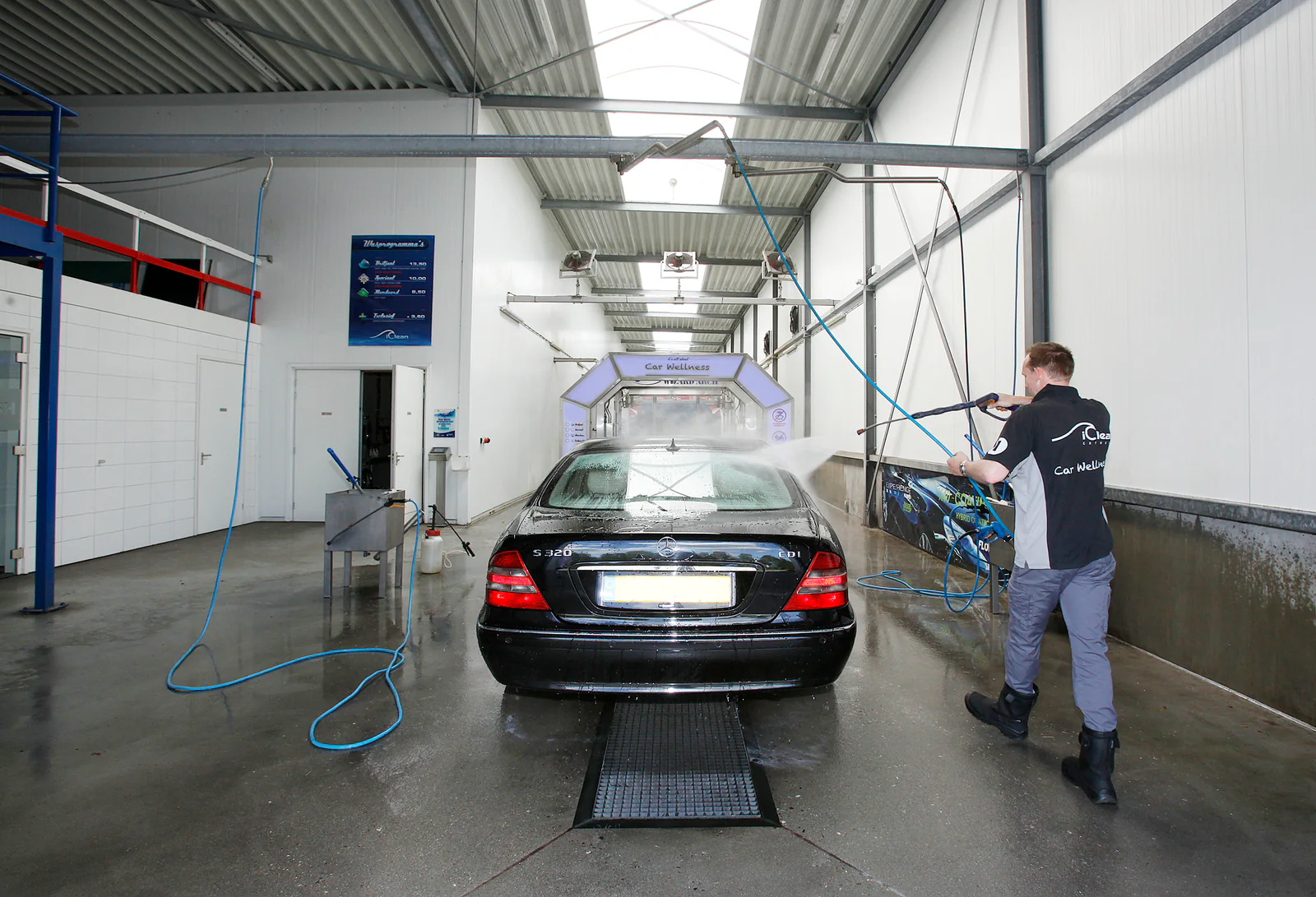Archiefbeeld iClean Ommen: handmatige voorwas, gepubliceerd 2016 – TED Carwash Ommen, Ommen