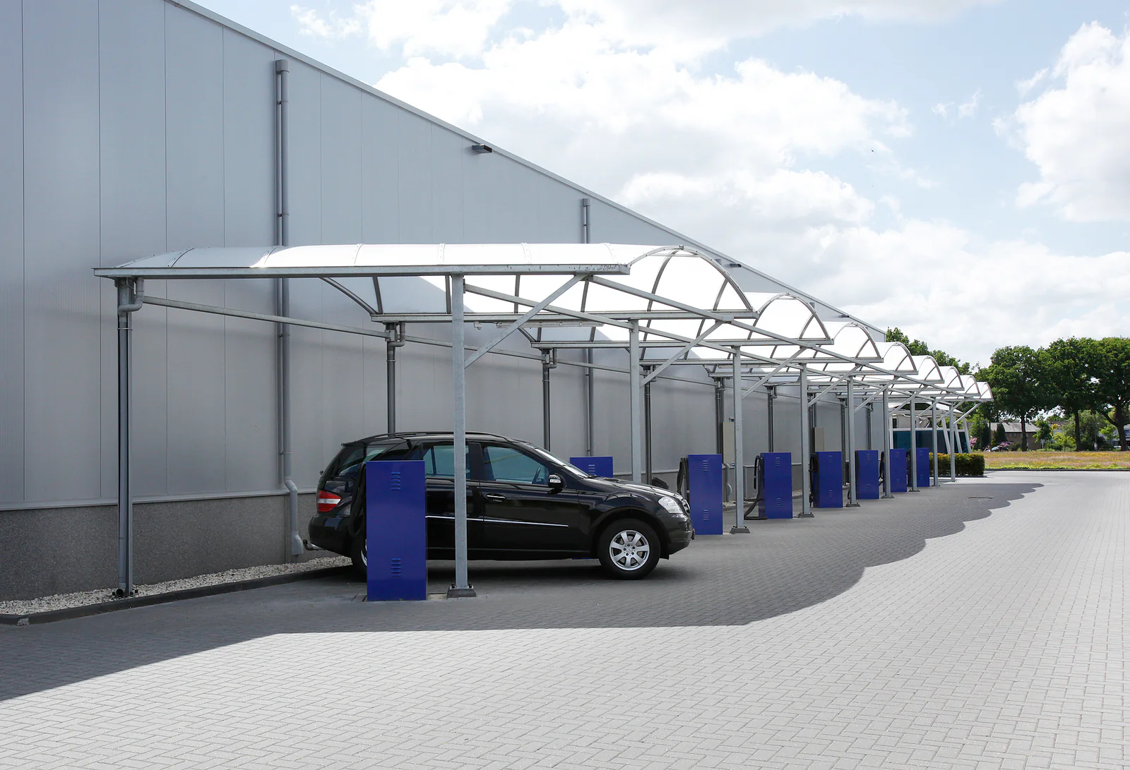 Archiefbeeld iClean Ommen: overdekte stofzuigplekken, foto 2015 – TED Carwash Ommen, Ommen