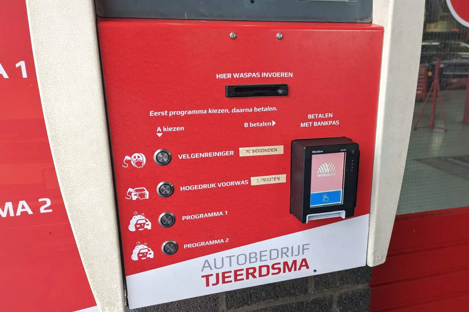 Betaal- en programmapaneel van de Tjeerdsma-carwash – Autobedrijf Tjeerdsma carwash, Nieuw-Weerdinge