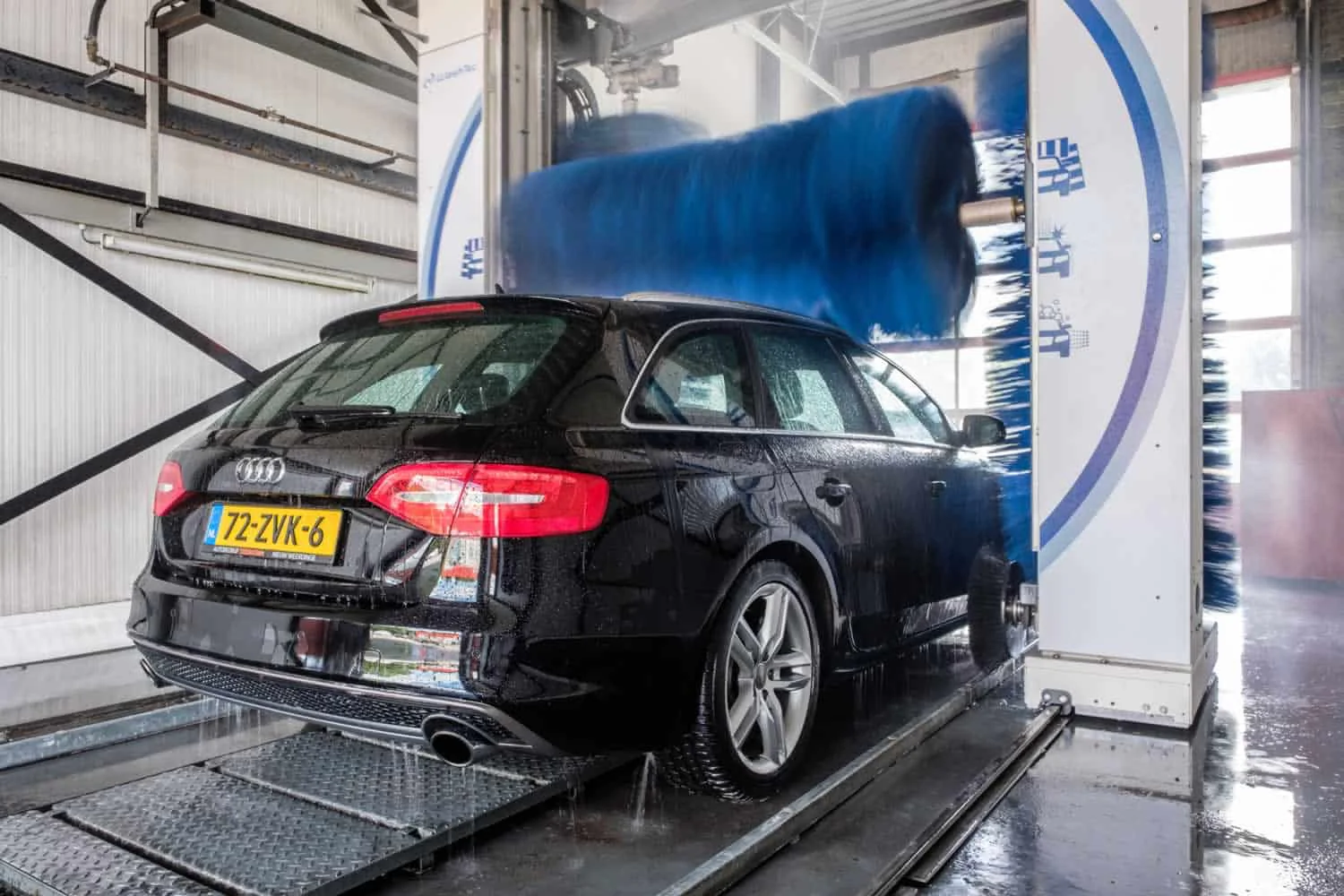 Portaalborstels aan het werk bij Tjeerdsma – Autobedrijf Tjeerdsma carwash, Nieuw-Weerdinge