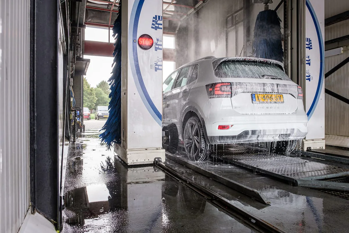 Auto in de WashTec-portaalinstallatie van Tjeerdsma – Autobedrijf Tjeerdsma carwash, Nieuw-Weerdinge