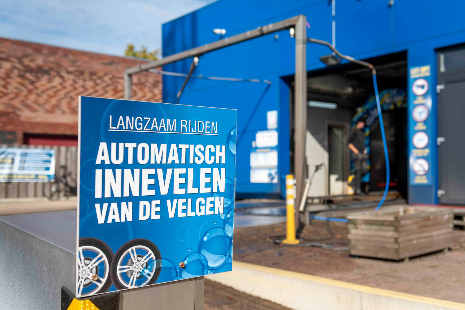 Bord met de tekst automatisch innevelen van de velgen