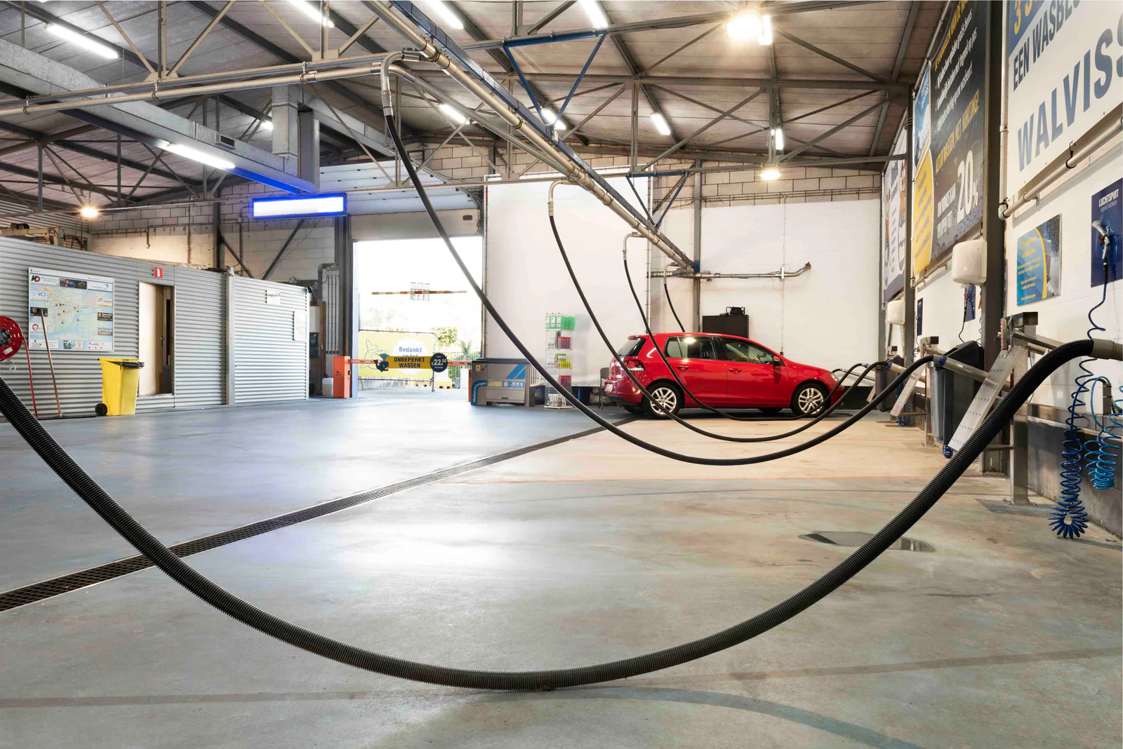 Overdekte stofzuighal met een auto