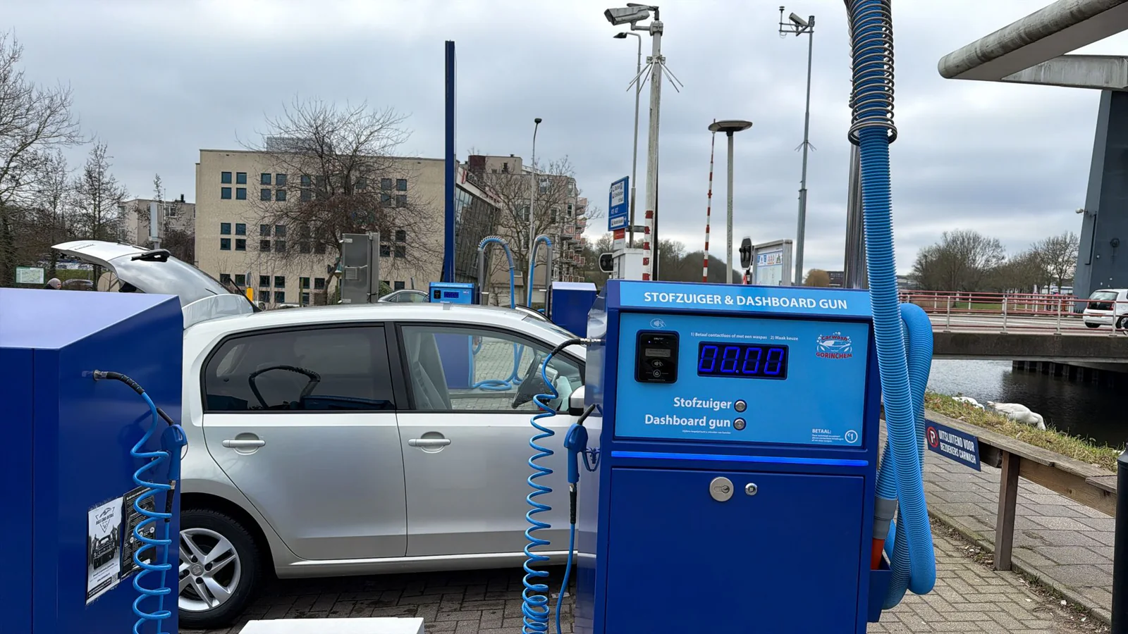 Stofzuigerplein naast de wasstraat – Carwash Gorinchem, Gorinchem