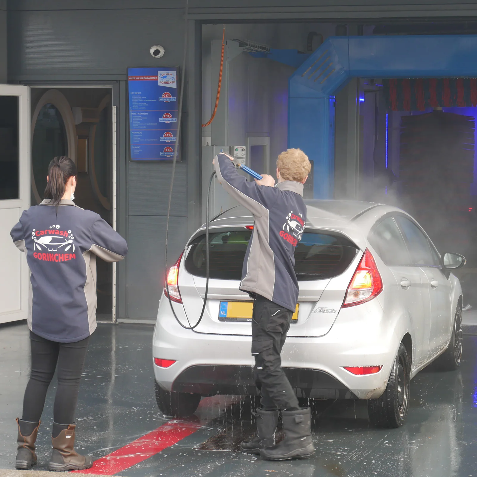 Voorwasruimte met medewerkers en personenauto – Carwash Gorinchem, Gorinchem