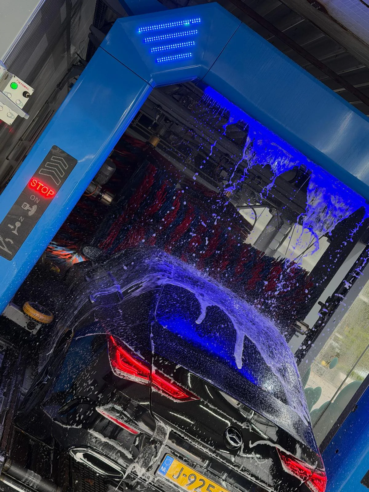 Binnenzijde van de wasstraat met blauwe borstels – Carwash Gorinchem, Gorinchem