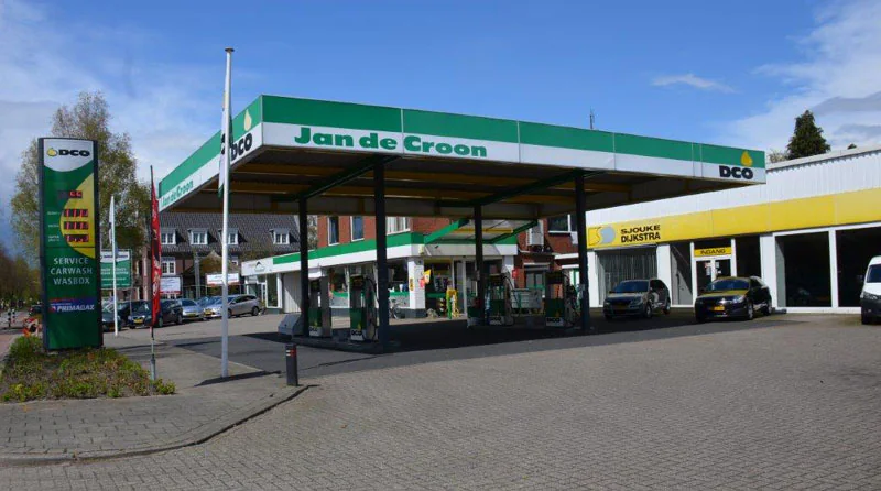 Groene DCO-luifel en voorzijde van het station in Markelo – DCO Markelo autowasvoorziening, Markelo