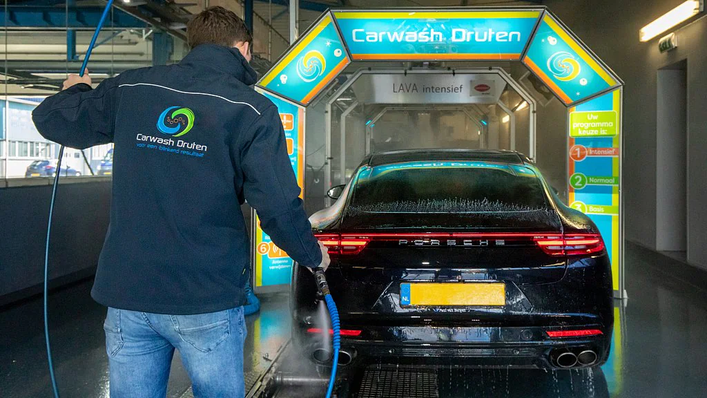 Handmatige voorwas bij Carwash Druten