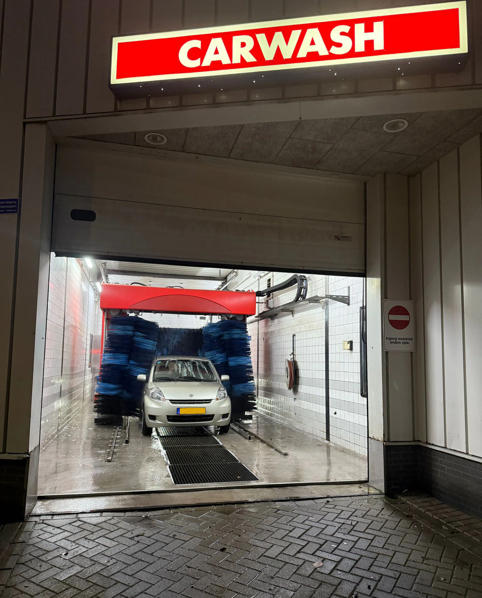 Auto in de rollover aan de Willem de Zwijgerlaan – Huisman Carwash Leiden, Leiden