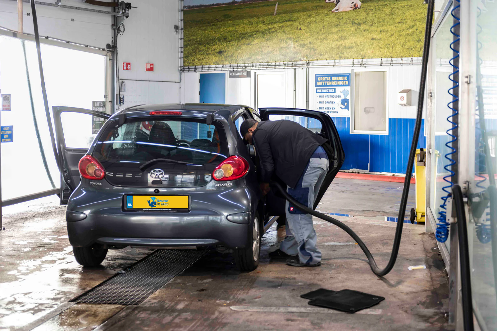 Autostoelen reinigen: zo pak je stof, leer en vlekken aan