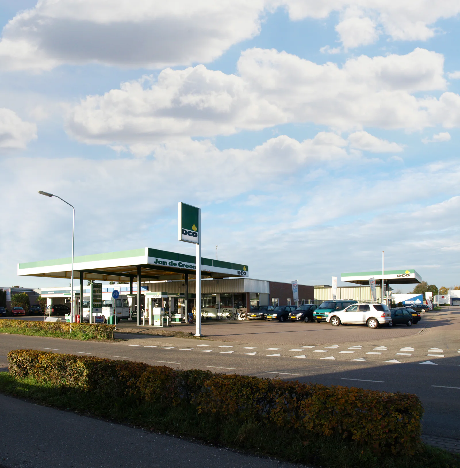 DCO Twello met het achtergelegen bedrijfsterrein – DCO Twello autowasvoorziening, Twello